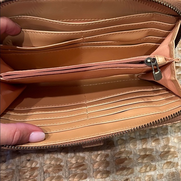 Elegant Tan Leather Women's Bag - Picture 4 of 12